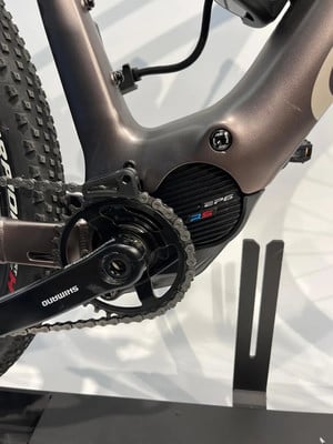 Detail eines E-Bikes mit Kette und Shimano-Kurbeln. Detail eines E-Bikes mit Kette und Shimano-Kurbeln.
