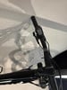 Detail des Lenkers mit Display und Schatten des Fahrrads an der Wand.