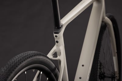 Detail eines Fahrradrahmens mit Reifen und Sattelstütze. Detail eines Fahrradrahmens mit Reifen und Sattelstütze.