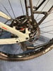 Detail des Hinterrads mit Scheibenbremse und Gepäckträger am Fahrrad.