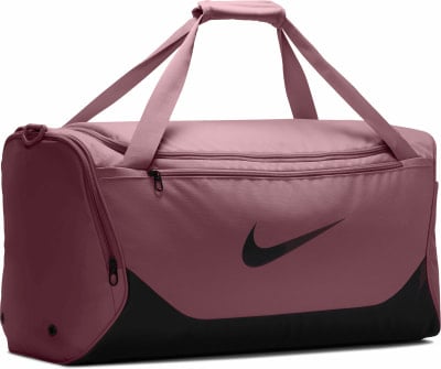 Eine rosafarbene Nike Sporttasche mit schwarzem Logo und Streifen. Eine rosafarbene Nike Sporttasche mit schwarzem Logo und Streifen.