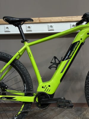 Grünes Genesis E-Bike mit schwarzen Akzenten und Flaschenhalter. Grünes Genesis E-Bike mit schwarzen Akzenten und Flaschenhalter.