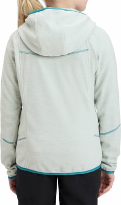 Rückansicht eines Mädchens in einer hellen, hellblauen Fleecejacke mit Kapuze. Rückansicht eines Mädchens in einer hellen, hellblauen Fleecejacke mit Kapuze.