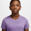 Mädchen in lila T-Shirt mit Nike-Logo auf der Brust.