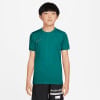 Ein Junge in einem dunkelpetrolfarbenen Nike-T-Shirt und schwarzer Hose mit Logo.