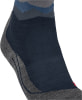 Dunkelblaue Socke mit grauen und blauen Streifen oben und verstärkter Ferse.