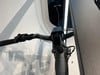 Detail des Lenkers eines E-Bikes mit Display und Bedienelementen.
