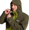 Ein Mann passt die Kapuze einer grünen Jacke mit Jack Wolfskin-Logo an.