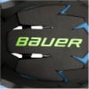 Detail der Bauer-Helm-Polsterung mit Logo und blauen Elementen.