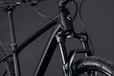 Ein schwarzes Mountainbike mit Federung und Cube-Logo auf dem Rahmen.