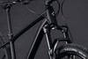 Ein schwarzes Mountainbike mit Federung und Cube-Logo auf dem Rahmen.