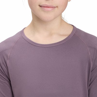 Ausschnitt und Schultern eines Mädchens in einem rosa Langarmshirt. Ausschnitt und Schultern eines Mädchens in einem rosa Langarmshirt.
