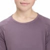 Ausschnitt und Schultern eines Mädchens in einem rosa Langarmshirt.