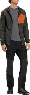 Mann in dunkelgrüner Fleecejacke mit orangefarbener Tasche und schwarzer Hose. Mann in dunkelgrüner Fleecejacke mit orangefarbener Tasche und schwarzer Hose.