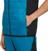 Mann in blauer Weste mit schwarzen Seiten und blauer Hose.