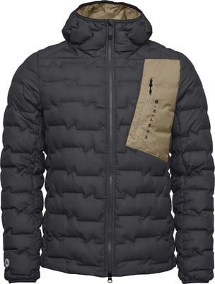 Schwarze Daunenjacke mit beiger Tasche und Martini-Logo. Schwarze Daunenjacke mit beiger Tasche und Martini-Logo.