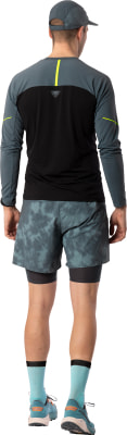 Mann von hinten in dunkelgrauem Langarmshirt und Shorts. Mann von hinten in dunkelgrauem Langarmshirt und Shorts.