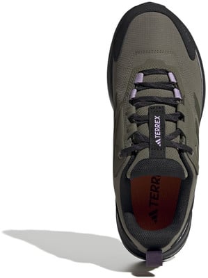 Zöld Adidas Terrex túracipő felülnézetben, fekete részletekkel. Zöld Adidas Terrex túracipő felülnézetben, fekete részletekkel.