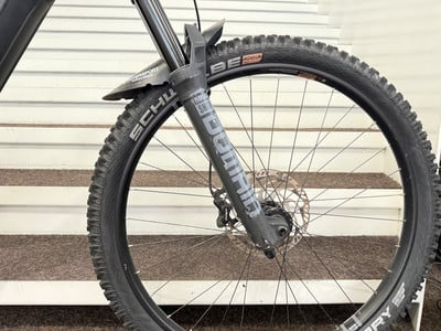 Vorderrad eines Mountainbikes mit Federgabel und Scheibenbremse. Vorderrad eines Mountainbikes mit Federgabel und Scheibenbremse.