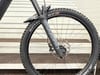 Vorderrad eines Mountainbikes mit Federgabel und Scheibenbremse.