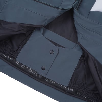 Detail der Jackeninnenseite mit Tasche und Druckknöpfen. Detail der Jackeninnenseite mit Tasche und Druckknöpfen.