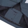 Detail der Jackeninnenseite mit Tasche und Druckknöpfen.