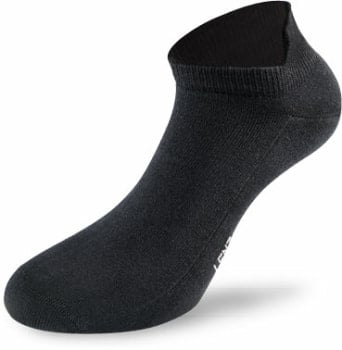 Schwarzer Knöchelsocken mit geripptem Bündchen und weißem Logo.