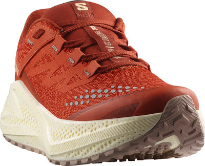 Orangener Salomon Laufschuh mit einzigartiger Sohle und Schnürsenkeln. Orangener Salomon Laufschuh mit einzigartiger Sohle und Schnürsenkeln.
