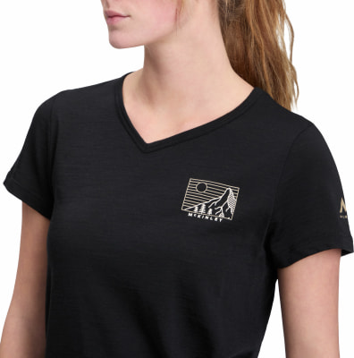 Schwarzes Damen-T-Shirt mit kurzen Ärmeln und Bergmotiv. Schwarzes Damen-T-Shirt mit kurzen Ärmeln und Bergmotiv.