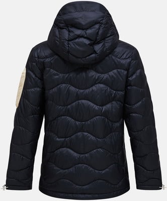 Rückansicht einer dunklen Steppjacke mit Kapuze und beige Akzent. Rückansicht einer dunklen Steppjacke mit Kapuze und beige Akzent.