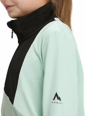 Mädchen in einer mintgrünen Jacke mit schwarzem Streifen und McKinley-Logo. Mädchen in einer mintgrünen Jacke mit schwarzem Streifen und McKinley-Logo.