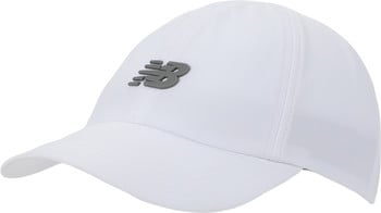 Eine weiße Kappe mit grauem New Balance Logo, perfekt für Sport.