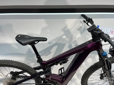 Lila E-Bike mit Federung und Display am Lenker. Lila E-Bike mit Federung und Display am Lenker.