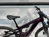 Lila E-Bike mit Federung und Display am Lenker.