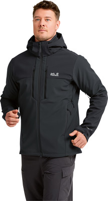 Ein Mann in einer schwarzen Kapuzenjacke und Cargohose steht vor weißem Hintergrund. Ein Mann in einer schwarzen Kapuzenjacke und Cargohose steht vor weißem Hintergrund.