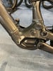 Detail eines E-Bike-Rahmens mit Pedal und Specialized-Logo.