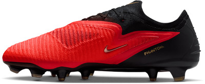 Ein rot-schwarzer Nike Phantom Fußballschuh mit ikonischem Logo.