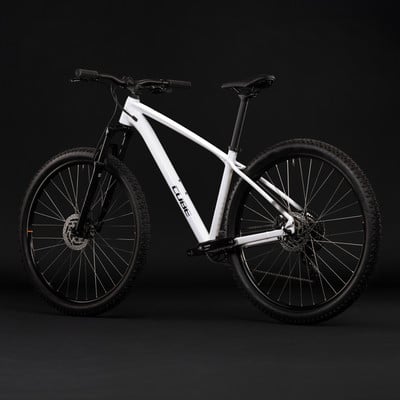 Ein weißes Cube Mountainbike mit schwarzen Rädern auf dunklem Hintergrund.