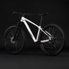 Ein weißes Cube Mountainbike mit schwarzen Rädern auf dunklem Hintergrund.