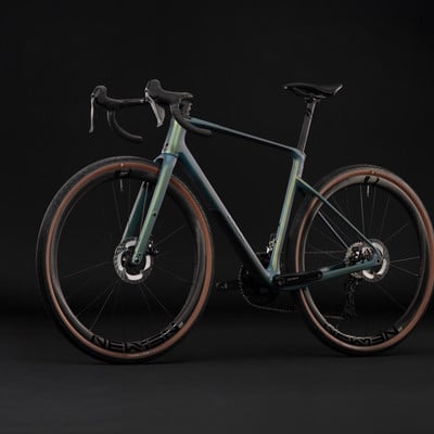 Modernes Gravelbike mit buntem Rahmen und breiten Reifen. Modernes Gravelbike mit buntem Rahmen und breiten Reifen.