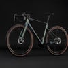 Modernes Gravelbike mit buntem Rahmen und breiten Reifen.