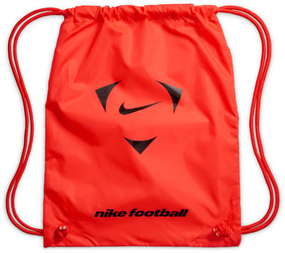 Orange Nike Tasche mit Logo und Schriftzug 'nike football'. Orange Nike Tasche mit Logo und Schriftzug 'nike football'.