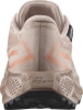 Rückansicht eines beigefarbenen Salomon Laufschuhs mit orangen Details.