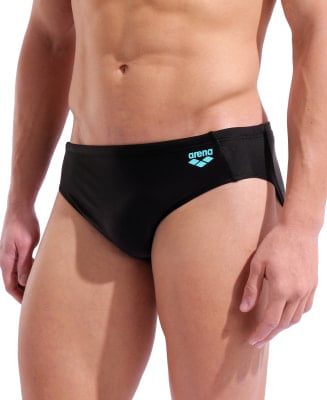 Mann in schwarzer Badehose mit Arena-Logo auf weißem Grund. Mann in schwarzer Badehose mit Arena-Logo auf weißem Grund.