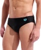 Mann in schwarzer Badehose mit Arena-Logo auf weißem Grund.