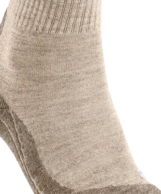 Detail einer Socke aus beige Strickware mit feinem Rippstrick oben.