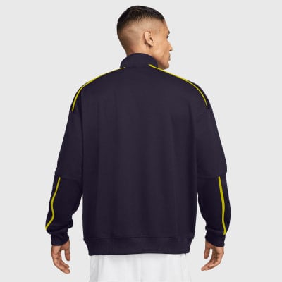 Rückansicht eines Mannes in dunkelblauem Pullover mit gelben Streifen. Rückansicht eines Mannes in dunkelblauem Pullover mit gelben Streifen.