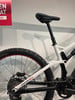 Detail des Hinterrads und des Sattels eines Mountainbikes mit der Aufschrift Enduro 2.0.