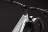 Detail der Vorderseite eines silbernen E-Bikes mit Lenker und Federung.