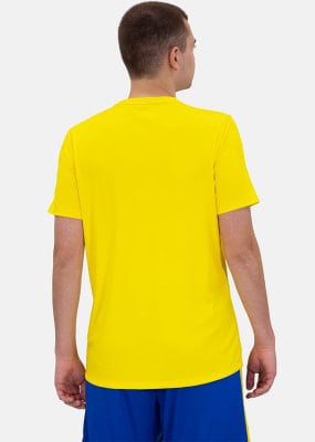 Ein Mann von hinten in einem gelben T-Shirt und blauen Shorts. Ein Mann von hinten in einem gelben T-Shirt und blauen Shorts.